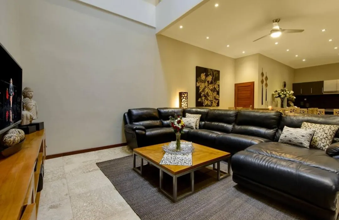 Super 4 Bed, Sleeps 8, Just 300M Walk From Beach-1